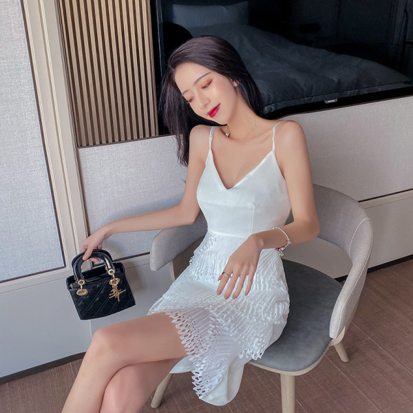 Naujo modelio prigludusi suknelė su plonais petnešėlėmis ir nėrinių apačia