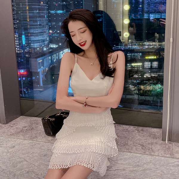 Naujo modelio prigludusi suknelė su plonais petnešėlėmis ir nėrinių apačia