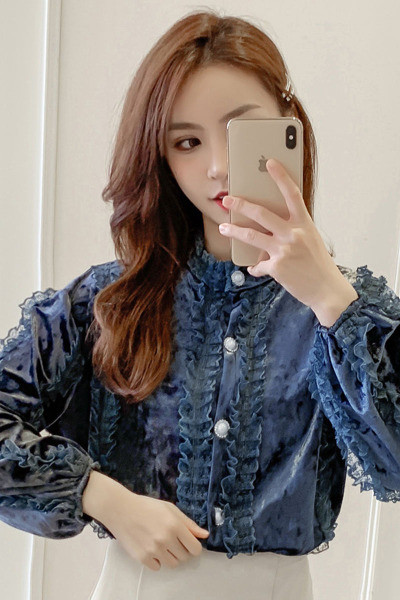 Hétköznapi női ing gombokkal és hosszú bársony ujjú