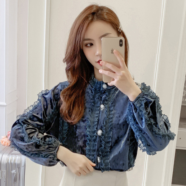 Hétköznapi női ing gombokkal és hosszú bársony ujjú