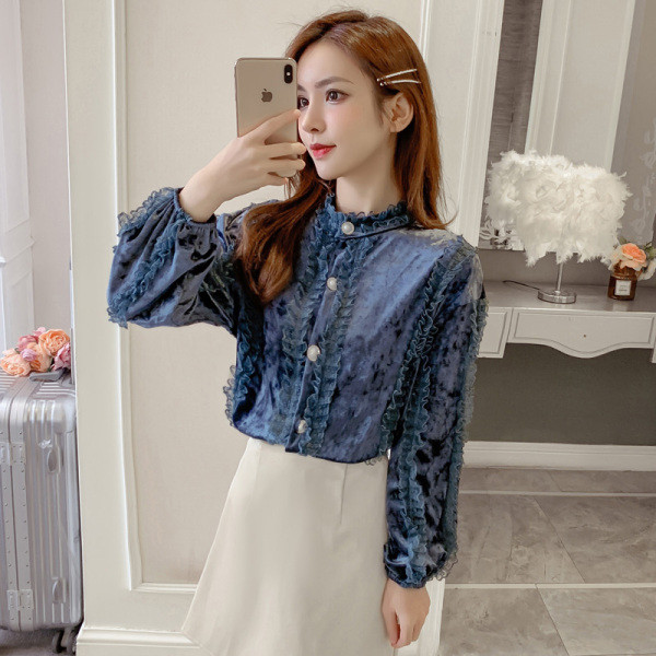 Hétköznapi női ing gombokkal és hosszú bársony ujjú