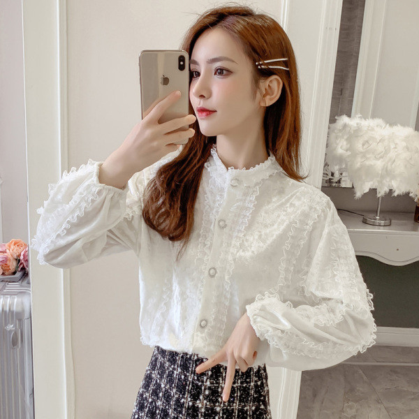 Hétköznapi női ing gombokkal és hosszú bársony ujjú