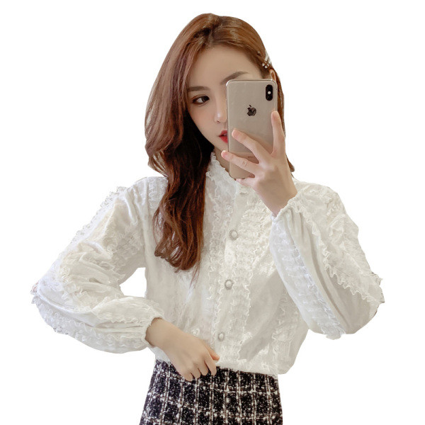 Hétköznapi női ing gombokkal és hosszú bársony ujjú