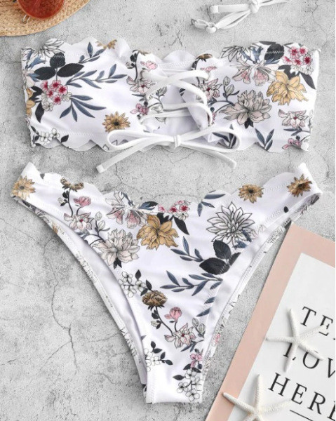 Modern kétrészes fürdőruha virágmintával és keresztkötésekkel