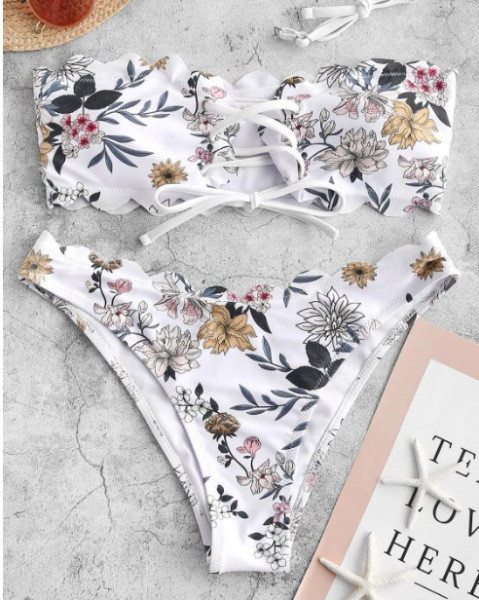 Modern kétrészes fürdőruha virágmintával és keresztkötésekkel