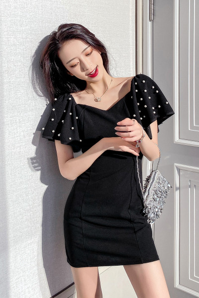 Rövid testhezálló ruha gyöngyökkel az ujjain