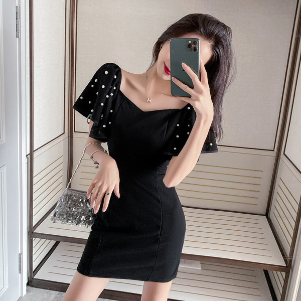 Rövid testhezálló ruha gyöngyökkel az ujjain