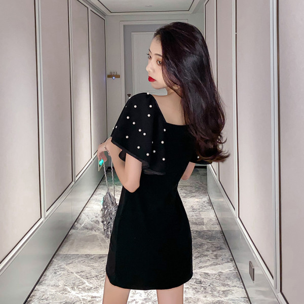 Rövid testhezálló ruha gyöngyökkel az ujjain