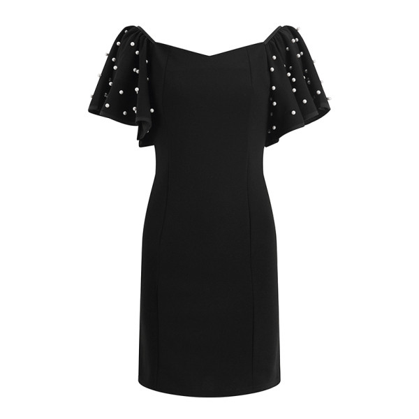 Rövid testhezálló ruha gyöngyökkel az ujjain