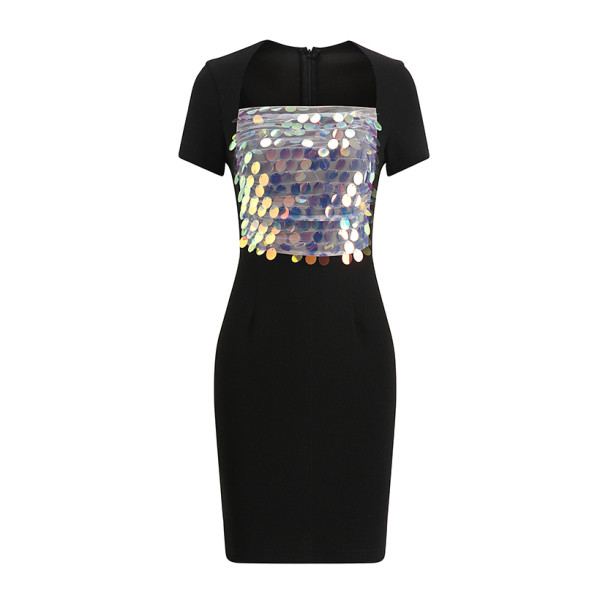 Női testhezálló ruha rövid ujjal és flitterekkel