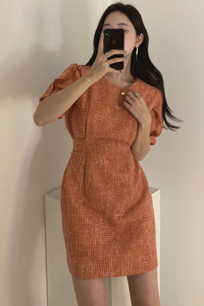 Női ruha rövid ujjal, kerek nyakkivágással