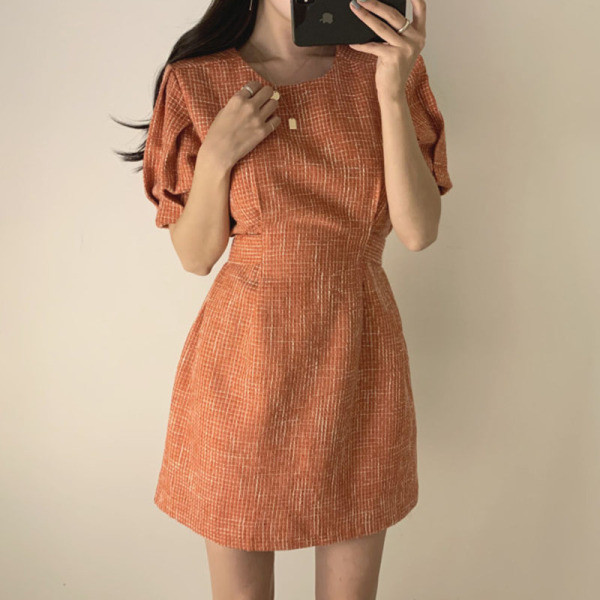 Női ruha rövid ujjal, kerek nyakkivágással