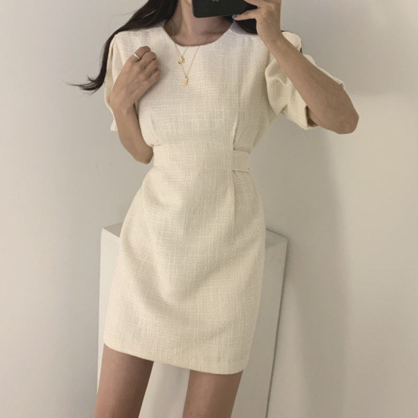 Női ruha rövid ujjal, kerek nyakkivágással