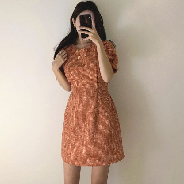 Női ruha rövid ujjal, kerek nyakkivágással