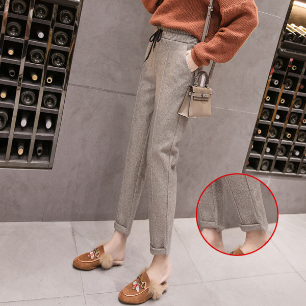 Modern női nadrág nyakkendővel és zsebekkel