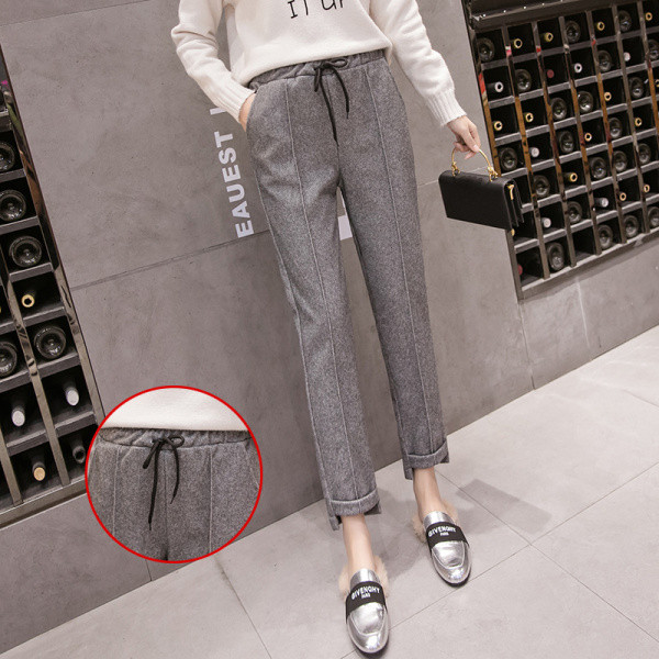 Modern női nadrág nyakkendővel és zsebekkel