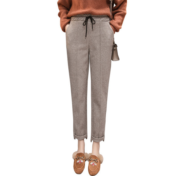 Modern női nadrág nyakkendővel és zsebekkel