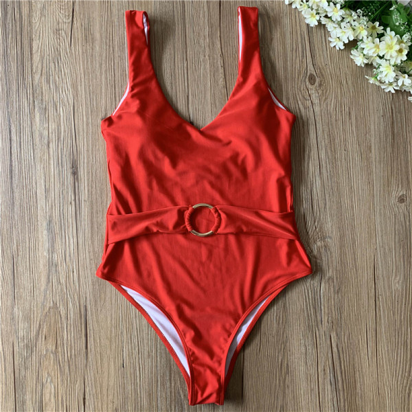 Teljes fürdőruha piros övvel