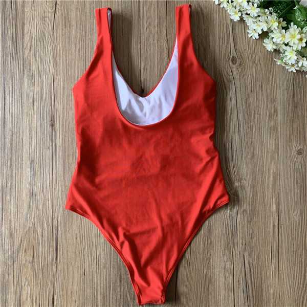 Teljes fürdőruha piros övvel