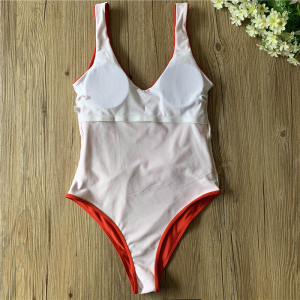 Teljes fürdőruha piros övvel