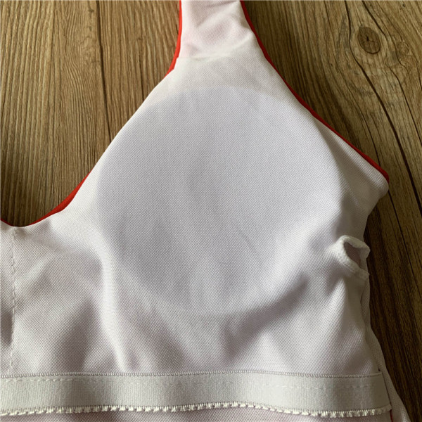 Teljes fürdőruha piros övvel