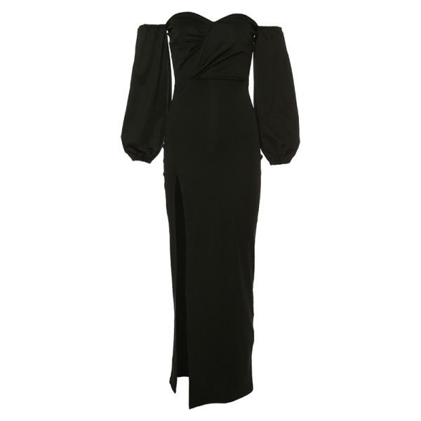 Stílusos, hosszú női ruha testre szabott modell hasítékkal és leesett ujjakkal