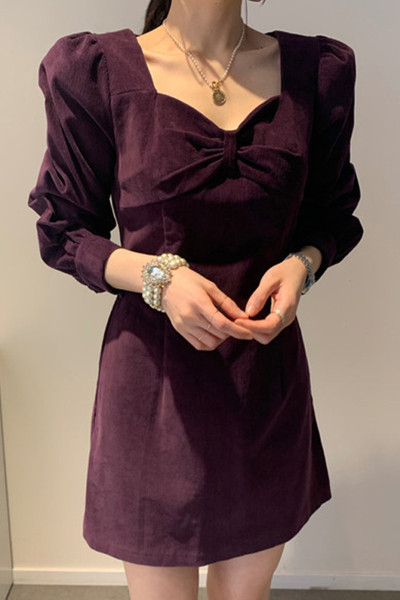 Modern női ruha spitz nyakkivágással és hosszú ujjal