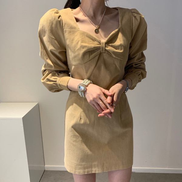 Modern női ruha spitz nyakkivágással és hosszú ujjal