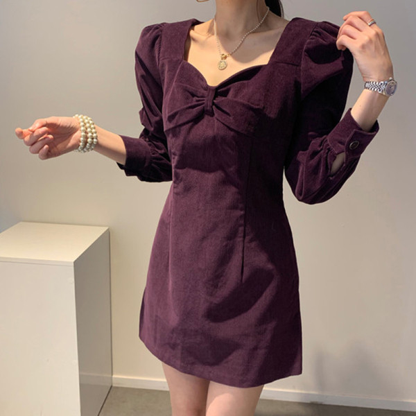 Modern női ruha spitz nyakkivágással és hosszú ujjal