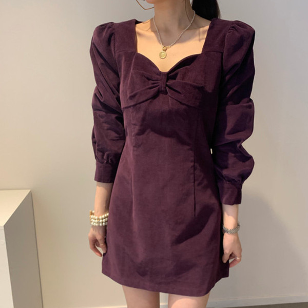 Modern női ruha spitz nyakkivágással és hosszú ujjal