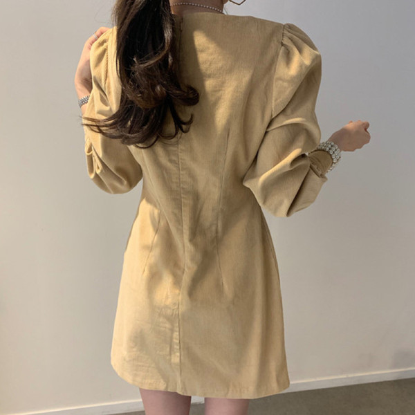 Modern női ruha spitz nyakkivágással és hosszú ujjal