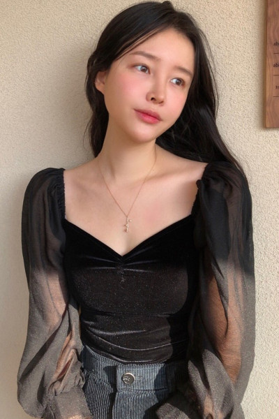 Női blúz tüll ujjal és spitz nyakkivágással fekete színben