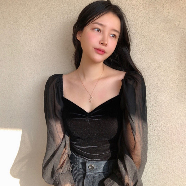 Női blúz tüll ujjal és spitz nyakkivágással fekete színben