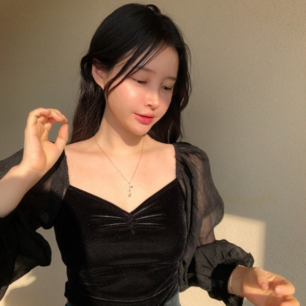 Női blúz tüll ujjal és spitz nyakkivágással fekete színben