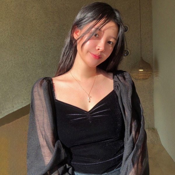 Női blúz tüll ujjal és spitz nyakkivágással fekete színben