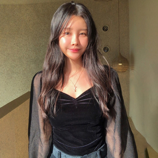 Női blúz tüll ujjal és spitz nyakkivágással fekete színben