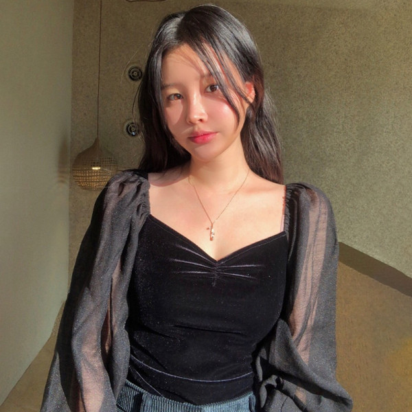 Női blúz tüll ujjal és spitz nyakkivágással fekete színben