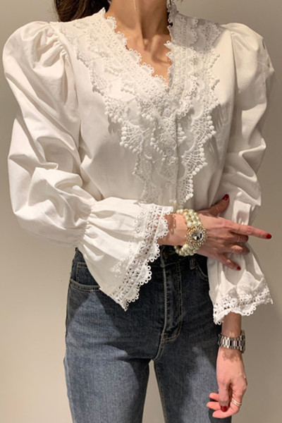 Modern női blúz spitz nyakkivágással és csipkével