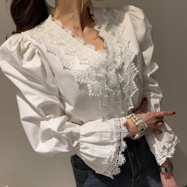 Modern női blúz spitz nyakkivágással és csipkével