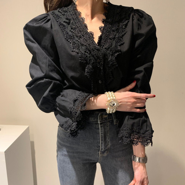 Modern női blúz spitz nyakkivágással és csipkével