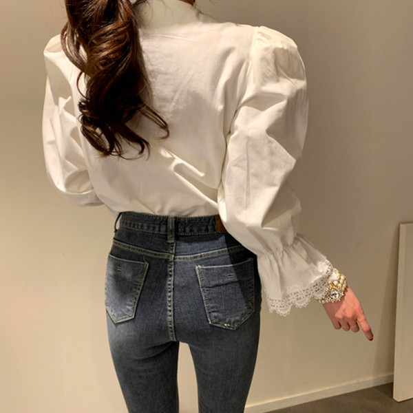 Modern női blúz spitz nyakkivágással és csipkével