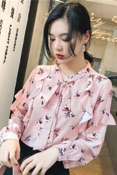 Stílusos női ing virágos motívumokkal és nyakkendőkkel