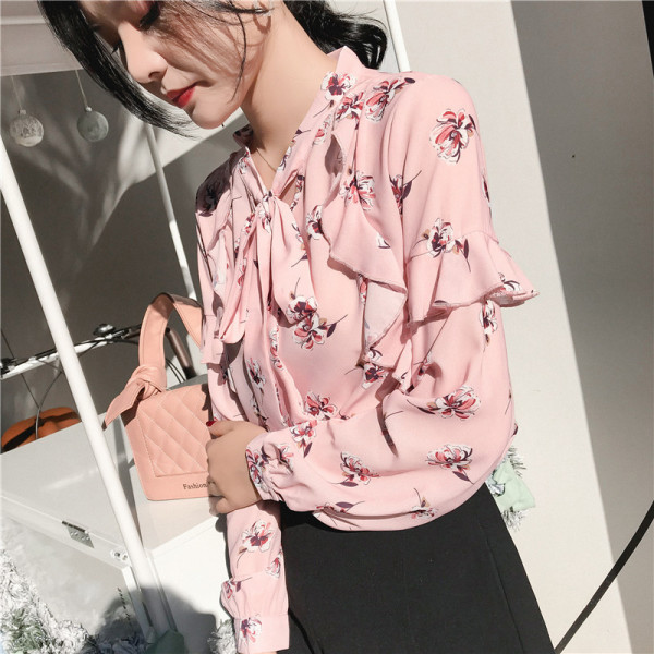 Stílusos női ing virágos motívumokkal és nyakkendőkkel