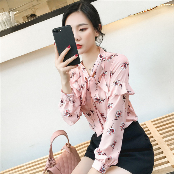 Stílusos női ing virágos motívumokkal és nyakkendőkkel