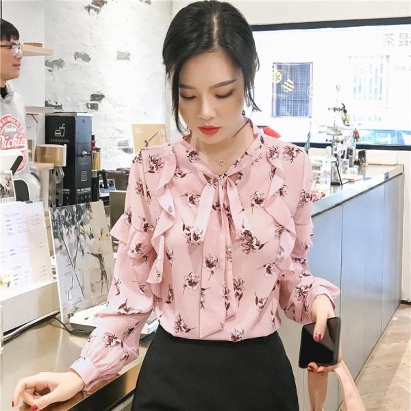 Stílusos női ing virágos motívumokkal és nyakkendőkkel