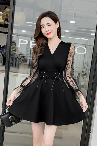 Fekete női ruha hosszú ujjal és spitz nyakkivágással