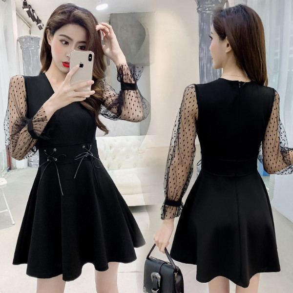 Fekete női ruha hosszú ujjal és spitz nyakkivágással