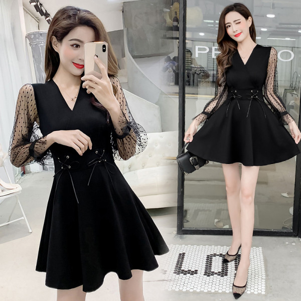 Fekete női ruha hosszú ujjal és spitz nyakkivágással