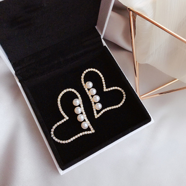 Modern női fülbevaló szív alakú kövekkel és gyöngyökkel