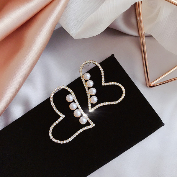 Modern női fülbevaló szív alakú kövekkel és gyöngyökkel